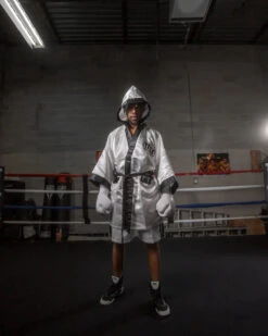 TITLE Boxing Fingertip Robe 33 TITLE Boxing Fingertip Robe -Titleboxing Shop TSRFWHBK 1